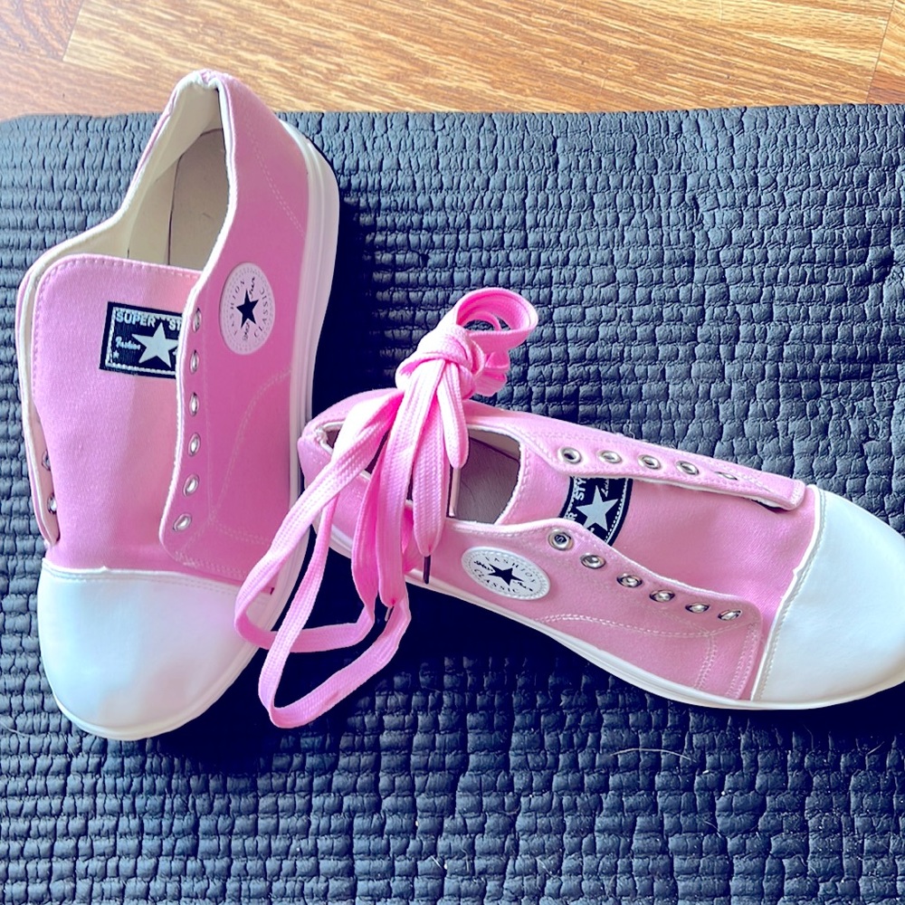 Fashion classic Pink tennis shoes.